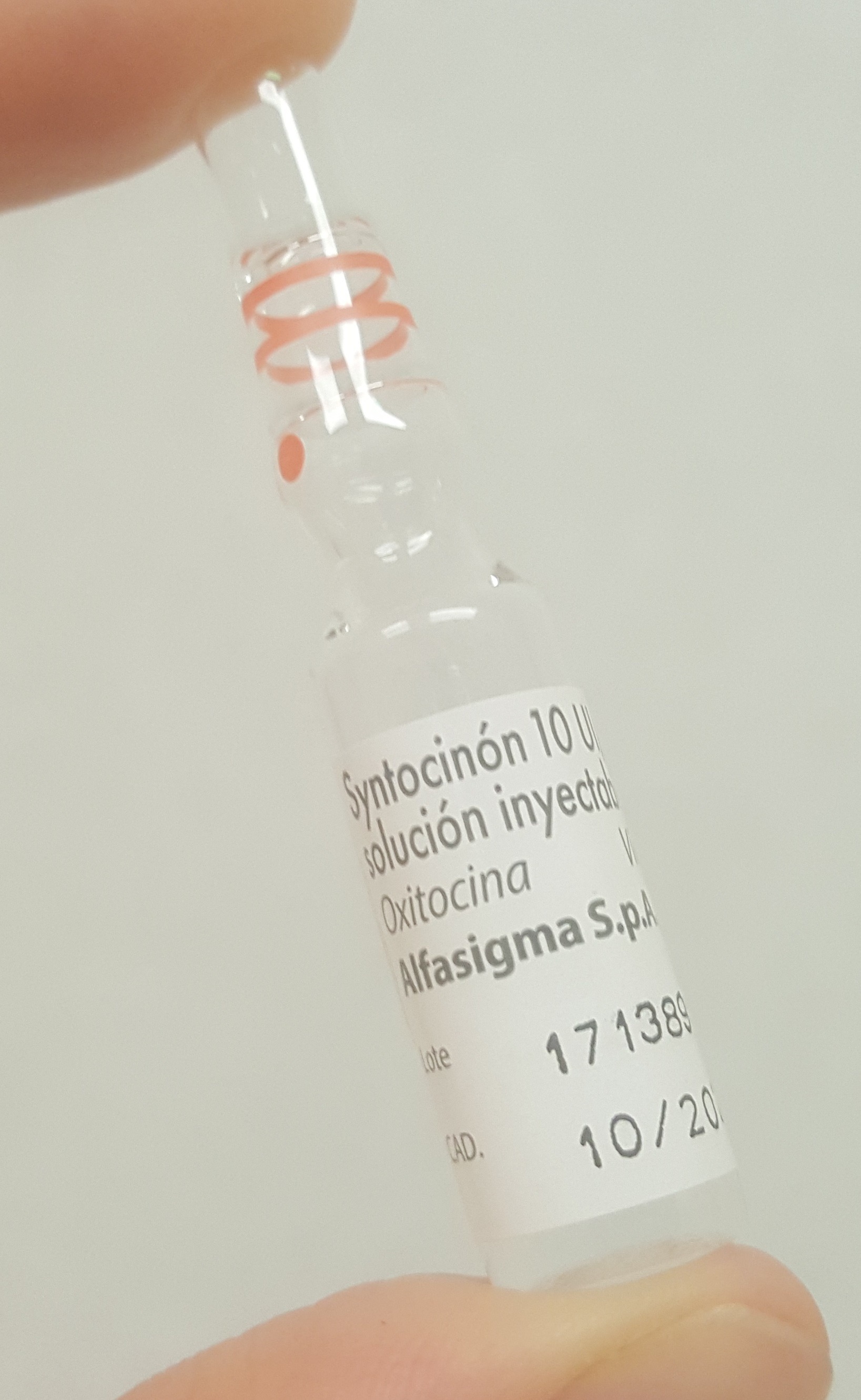 Estudio sobre los efectos adversos de la oxitocina sintética en recién nacidos